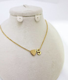 «گردنبند استیل زنانه قلب و حروف سهبعدی، رنگ ثابت و ضدحساسیت، در رنگهای طلایی و نقره ای