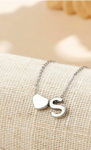 «گردنبند استیل زنانه قلب و حروف سهبعدی، رنگ ثابت و ضدحساسیت، در رنگهای طلایی و نقره ای