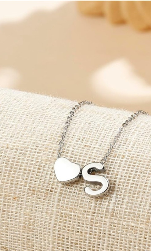 «گردنبند استیل زنانه قلب و حروف سهبعدی، رنگ ثابت و ضدحساسیت، در رنگهای طلایی و نقره ای