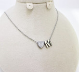 «گردنبند استیل زنانه قلب و حروف سهبعدی، رنگ ثابت و ضدحساسیت، در رنگهای طلایی و نقرهای»