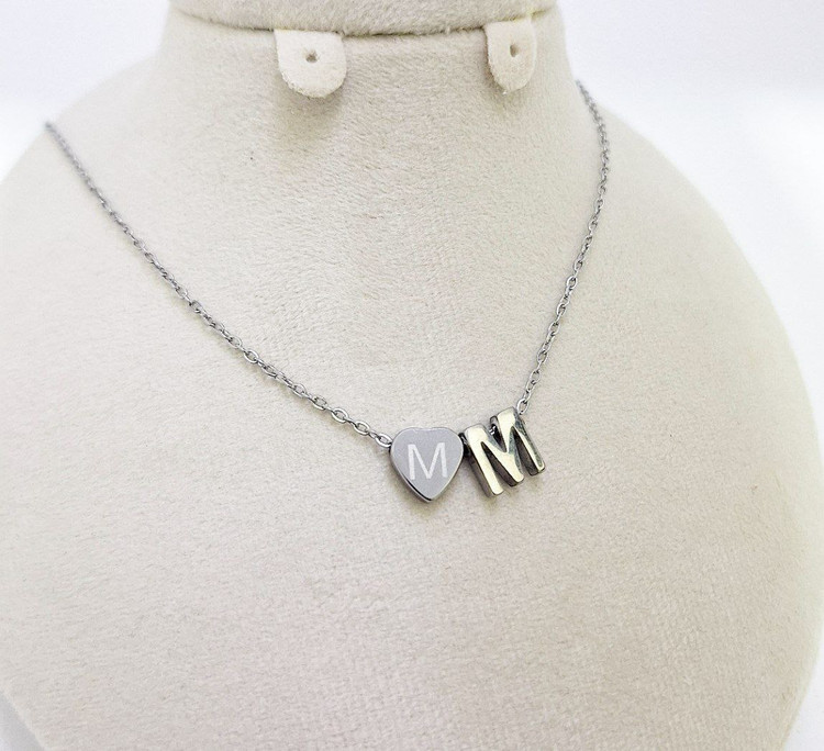 «گردنبند استیل زنانه قلب و حروف سهبعدی، رنگ ثابت و ضدحساسیت، در رنگهای طلایی و نقرهای»