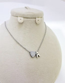 «گردنبند استیل زنانه قلب و حروف سهبعدی، رنگ ثابت و ضدحساسیت، در رنگهای طلایی و نقرهای»