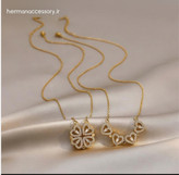 «گردنبند استیل طرح چهار قلب دو حالته ی نگیندار زنانه در رنگهای طلایی و نقرهای»