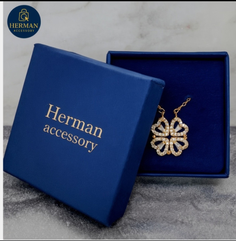 «گردنبند استیل طرح چهار قلب دو حالته ی نگیندار زنانه در رنگهای طلایی و نقرهای»