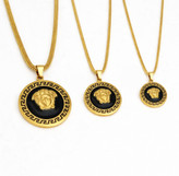 «گردنبند استیل زنانه با زنجیر ماری ۴۵ سانتیمتری و پلاک دایرهای طرح ورساچه طلایی»