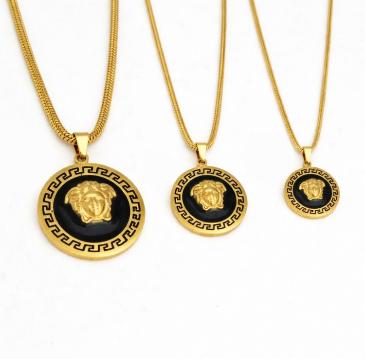 «گردنبند استیل زنانه با زنجیر ماری ۴۵ سانتیمتری و پلاک دایرهای طرح ورساچه طلایی»