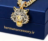 پلاک مردانه فول نگین طرح ببر از جنس استیل در دو رنگ طلایی و نقرهای، براق و درخشان، ضد حساسیت با طراحی سهبعدی لوکس مناسب استایل اسپرت و مجلسی