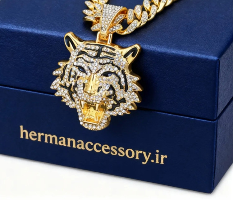 پلاک مردانه فول نگین طرح ببر از جنس استیل در دو رنگ طلایی و نقرهای، براق و درخشان، ضد حساسیت با طراحی سهبعدی لوکس مناسب استایل اسپرت و مجلسی