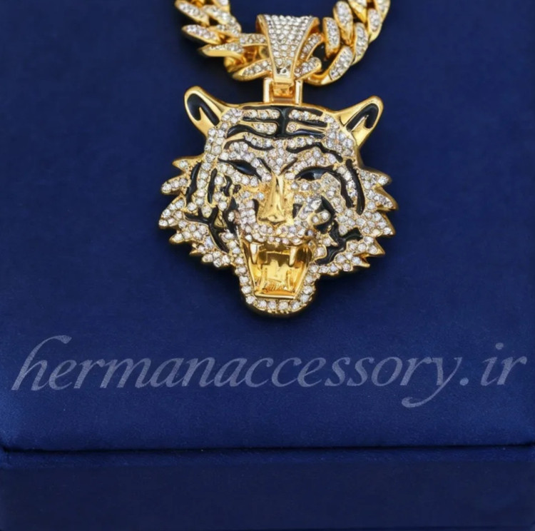 پلاک مردانه فول نگین طرح ببر از جنس استیل طلایی براق، درخشان و ضد حساسیت با طراحی سهبعدی لوکس مناسب استایل اسپرت و مجلسی