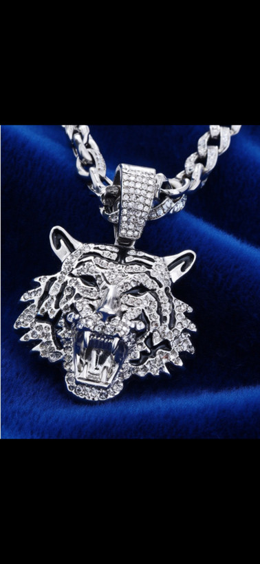 پلاک مردانه فول نگین طرح ببر از جنس استیل در دو رنگ طلایی و نقرهای، براق و درخشان، ضد حساسیت با طراحی سهبعدی لوکس مناسب استایل اسپرت و مجلسی