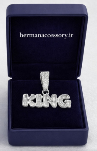 پلاک فول نگین مردانه طرح حروف نقرهای رنگ ثابت و ضدحساسیت، مناسب استفاده روزانه و مجالس خاص از هرمان اکسسوری