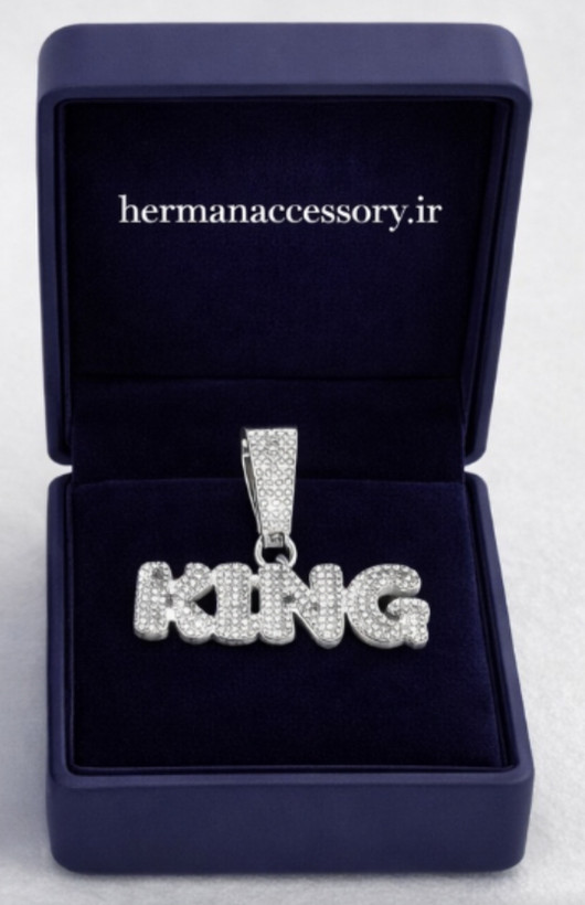 پلاک فول نگین مردانه طرح حروف نقرهای رنگ ثابت و ضدحساسیت، مناسب استفاده روزانه و مجالس خاص از هرمان اکسسوری