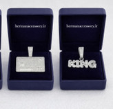 پلاک فول نگین مردانه طرح حروف نقرهای رنگ ثابت و ضدحساسیت، مناسب استفاده روزانه و مجالس خاص از هرمان اکسسوری