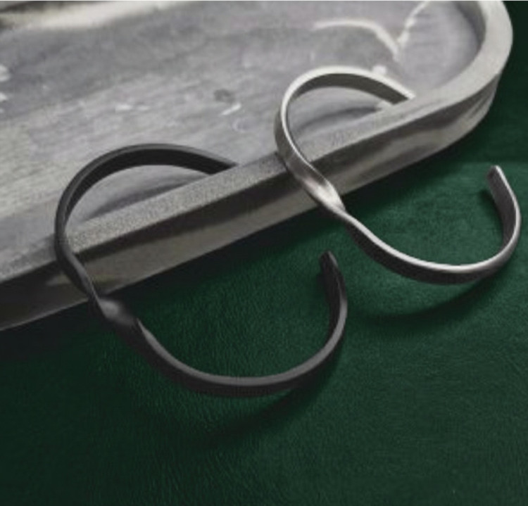 دستبند بنگل تک پیچ استیل مردانه نقره ای و مشکی .وارداتی و اورجینال